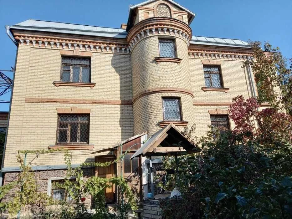 House with a plot of 10.7 acres, with a garage and a basement