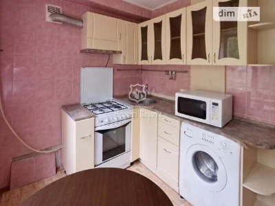 Продаж 2к квартири 45.5 кв. м на вул. Романа Ратушного 12 •