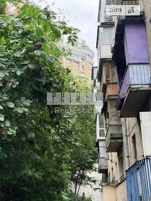 Продаж 2к квартири 43 кв. м на вул. Леоніда Первомайського 1