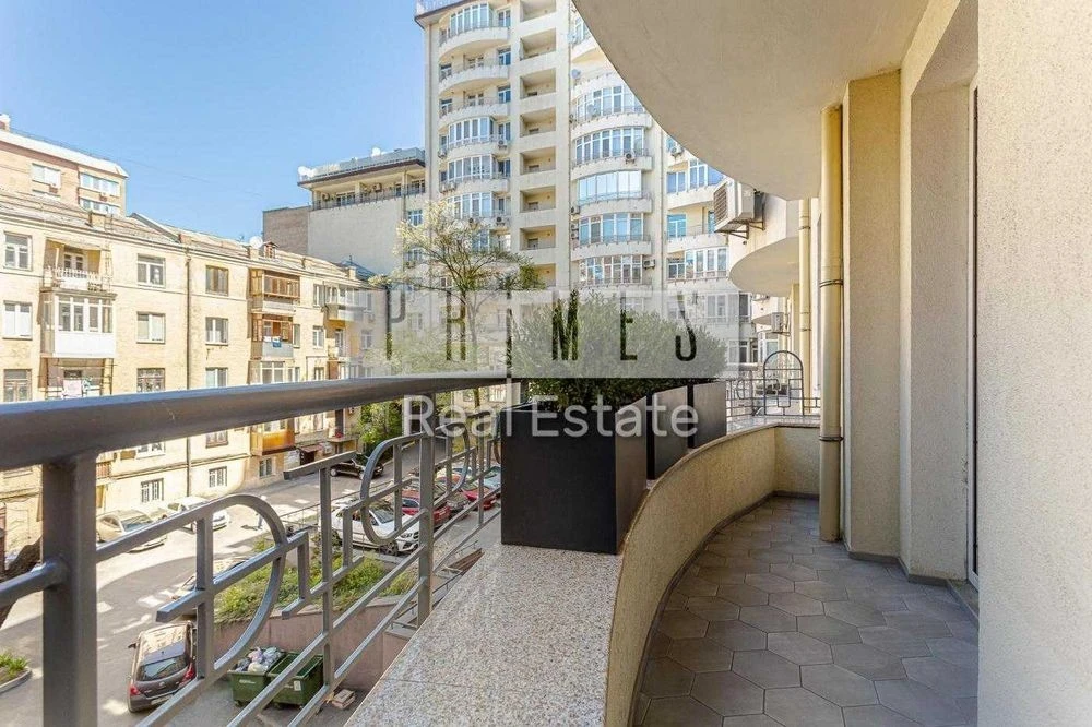 Продаж 4к квартири з ремонтом, вул. Олександра Кониського, 4