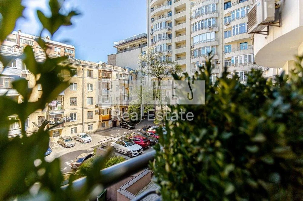 Продаж 4к квартири з ремонтом, вул. Олександра Кониського, 4