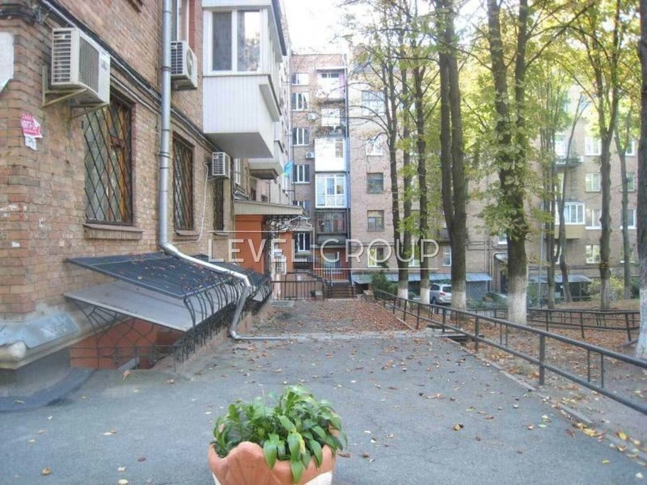 5кім сталінка з ліфтом 158 м. кв. вул Миколи Міхновського бу