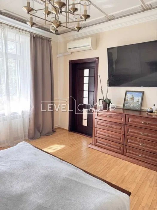 5кім сталінка з ліфтом 158 м. кв. вул Миколи Міхновського бу
