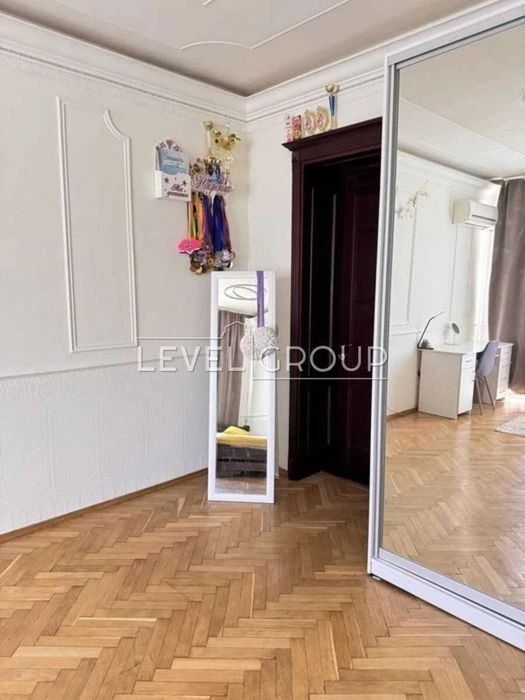 5кім сталінка з ліфтом 158 м. кв. вул Миколи Міхновського бу