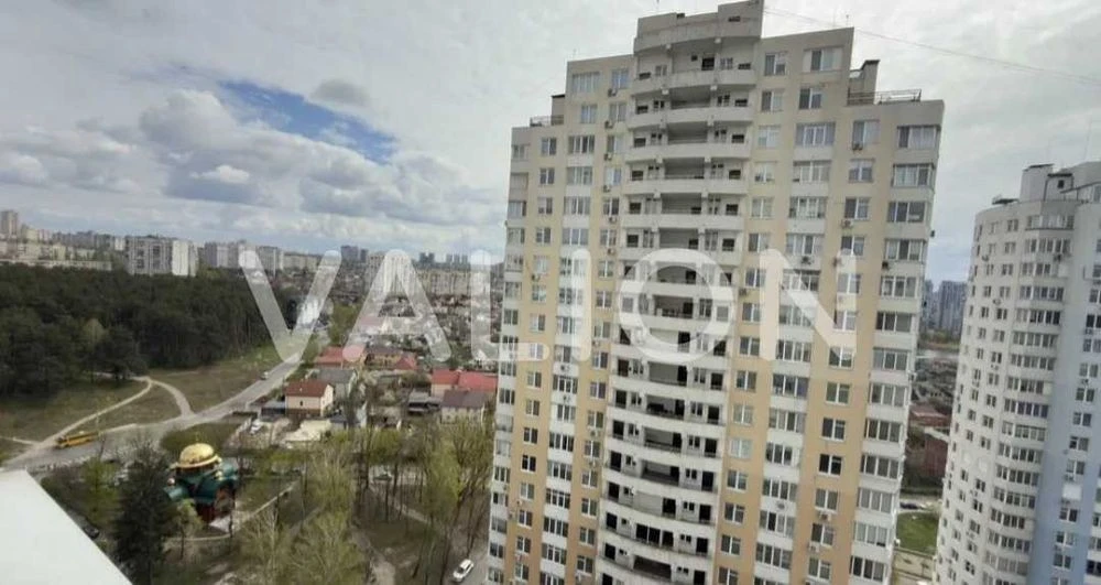 Продам 2кім. квартиру Святошинський район вул. В. Наумовича,