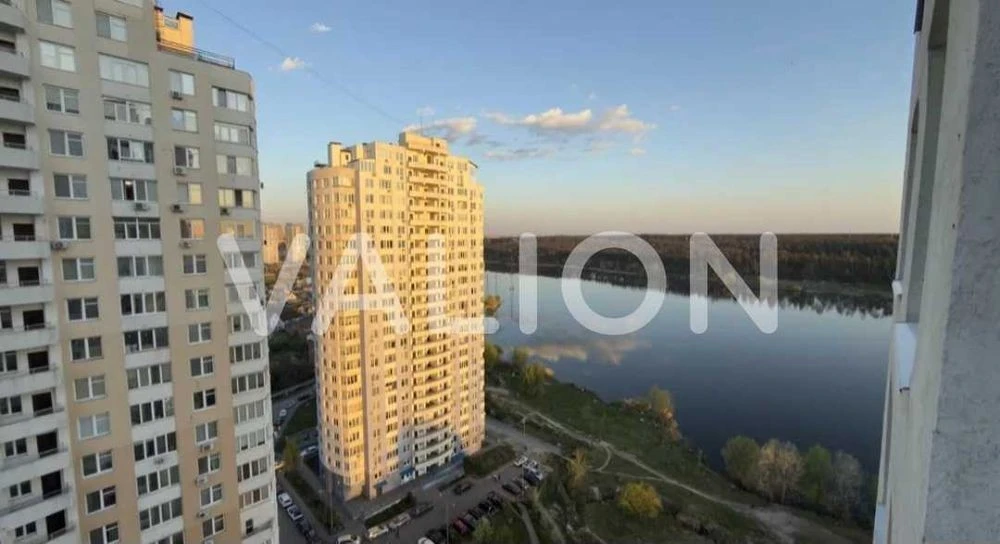 Продам 2кім. квартиру Святошинський район вул. В. Наумовича,