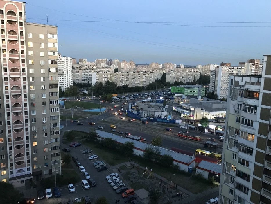 1-на Квартира на м. Позняки /м. Харьковская ул. Ахматовой 4