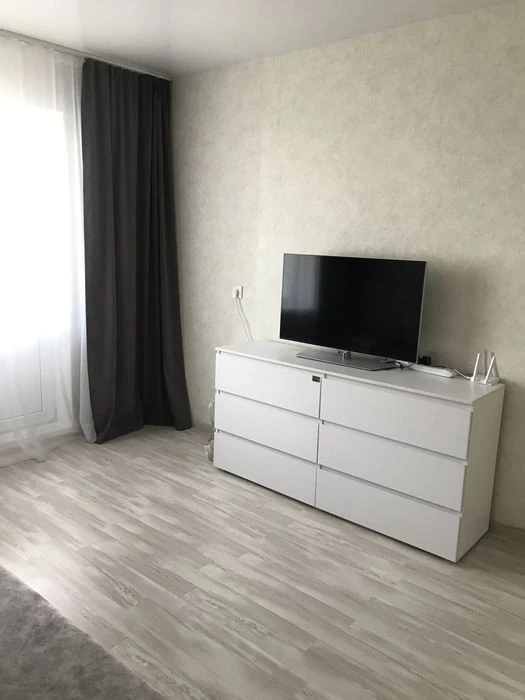 1-на Квартира на м. Позняки /м. Харьковская ул. Ахматовой 4