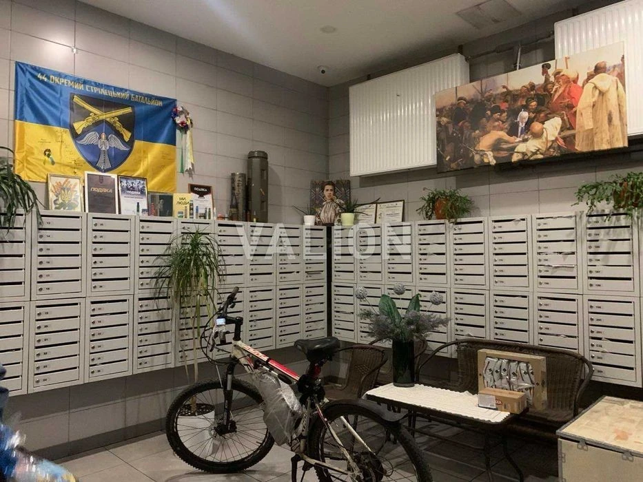 Продаж 3 кімн. по вул. Богатирській 6 а, метро Мінська, Геро