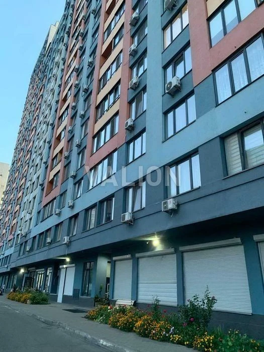 Продаж 3 кімн. по вул. Богатирській 6 а, метро Мінська, Геро