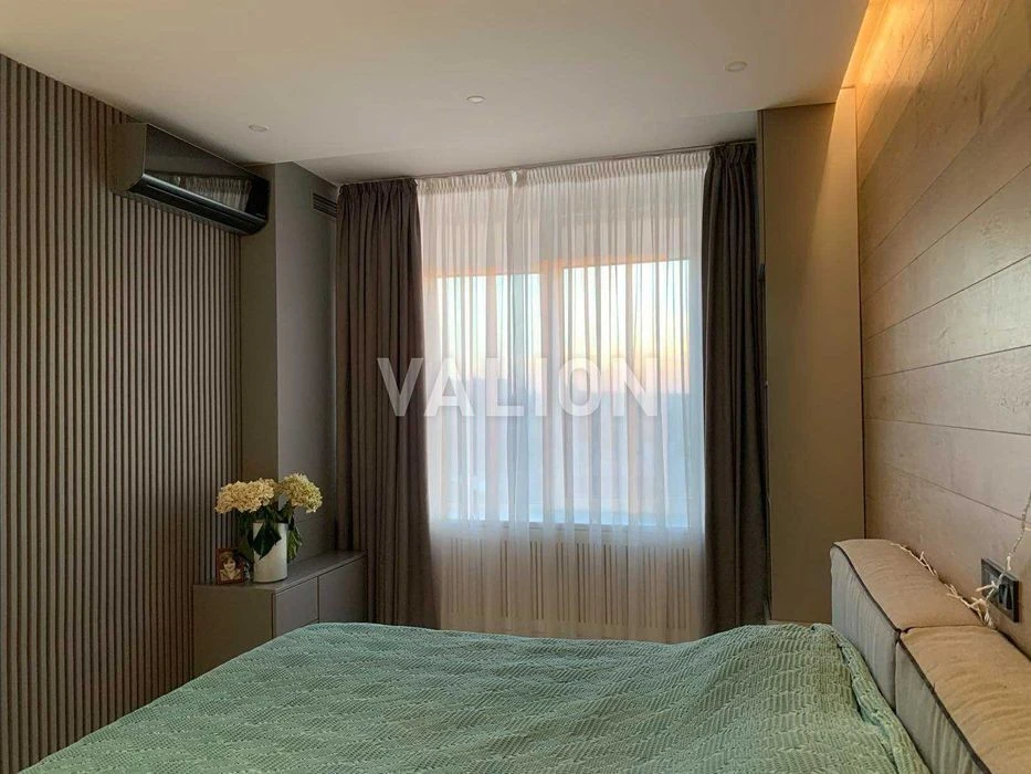 Продаж 3 кімн. по вул. Богатирській 6 а, метро Мінська, Геро