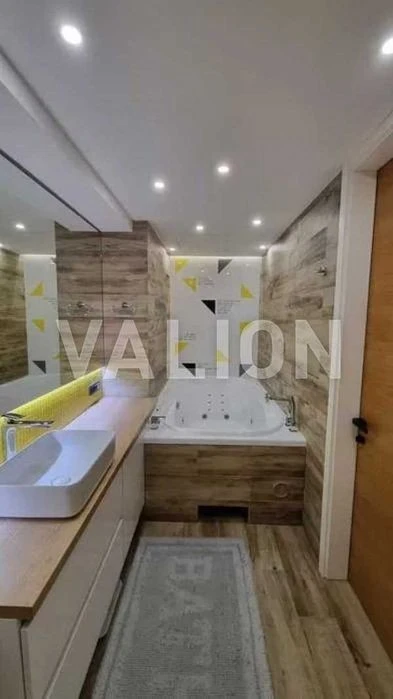 Продаж 3 кімн. по вул. Богатирській 6 а, метро Мінська, Геро
