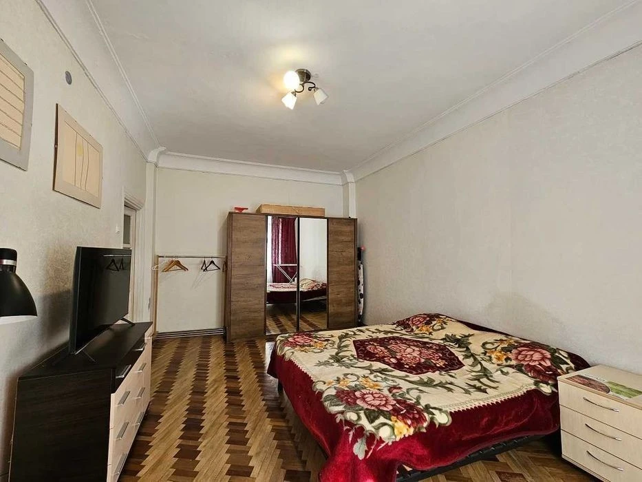 Метробудівська 14/12, 2 кімнатна, 54 метра. Сталінка. Відрад