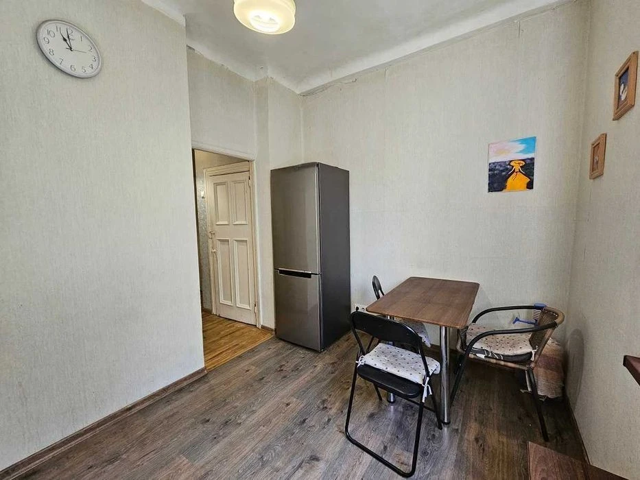 Метробудівська 14/12, 2 кімнатна, 54 метра. Сталінка. Відрад