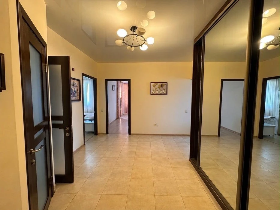 99.2 м2, велика кухня- вітальня та три окремі кімнати, від в