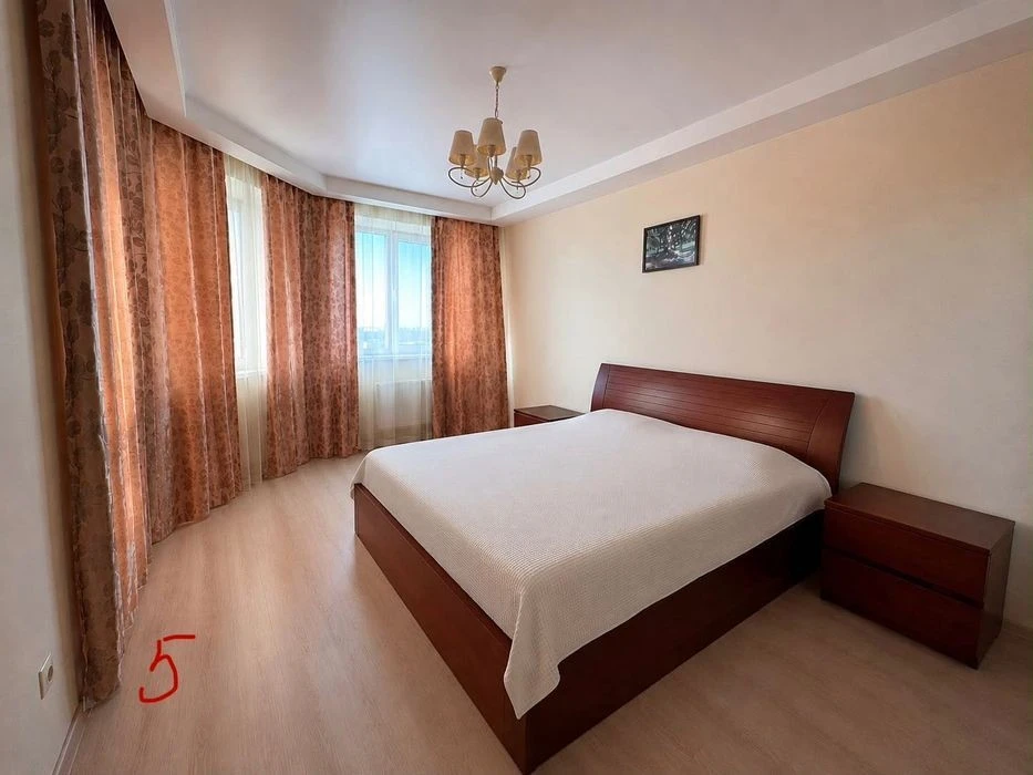 99.2 м2, велика кухня- вітальня та три окремі кімнати, від в