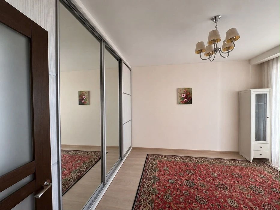 99.2 м2, велика кухня- вітальня та три окремі кімнати, від в