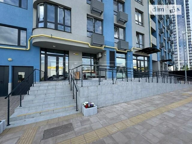 Продаж 2к квартири 75 кв. м на вул. Дніпровська наб. 17К • I