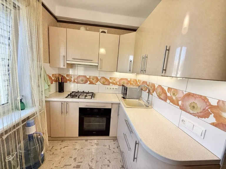 3-room apartment for sale on Kozacha Street