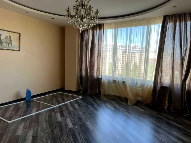 Apartment. Odesa, Literaturna St.