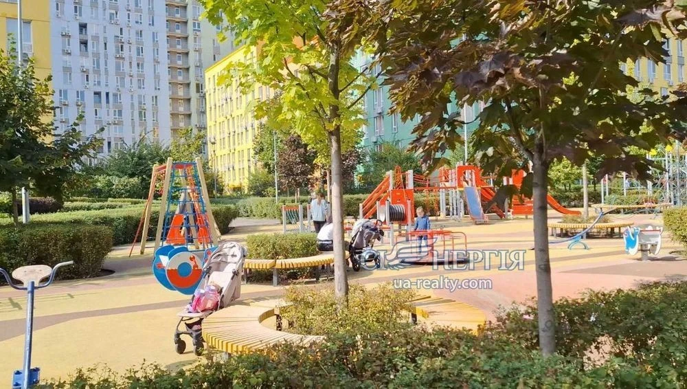 1-кім Соборності, 17 Комфорт Таун