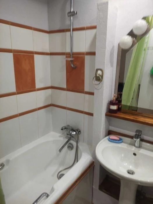 Галагани (метро Нивки - Святошин - 500 м. ), Чистяківська 11