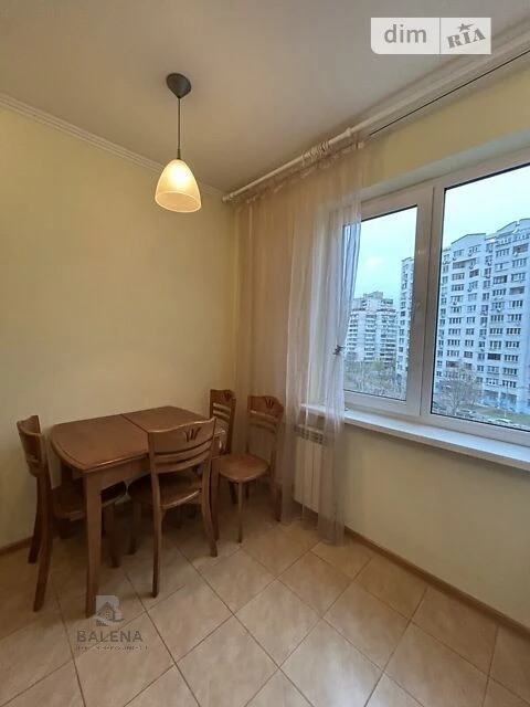 Довготривала оренда 3к квартири на вул. Ахматової Анни 16В •