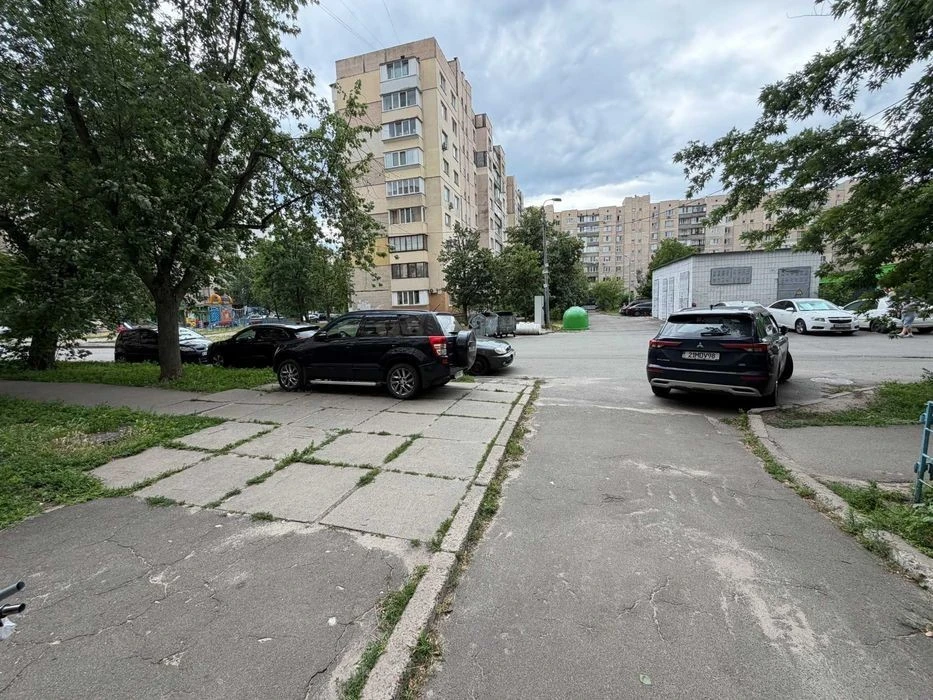 2-к квартиру, пр-т Бажана 9-А. Метро Харківська - 3 хвилини.