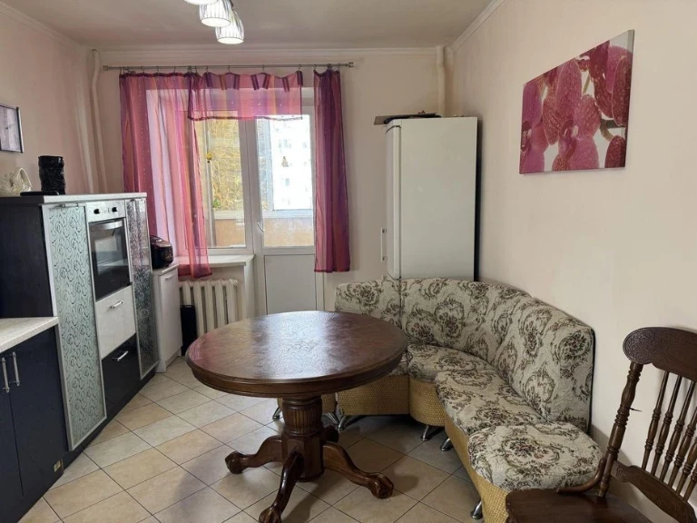 Здається в оренду 2-кімнатна квартира, вул. Бориспільська, 2