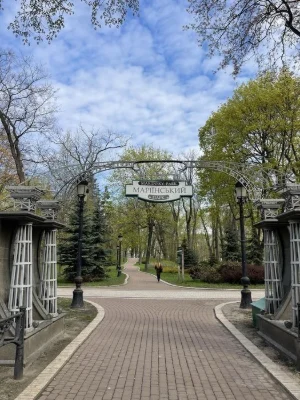 Центр, поряд із Маріїнським парком