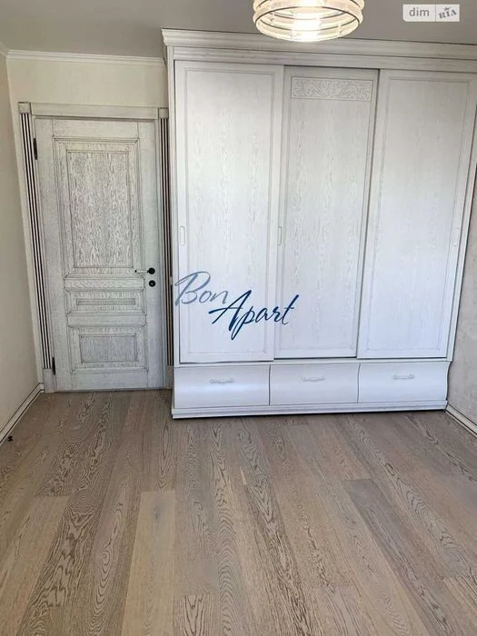 3-room apartment for sale on Dniprovska embankment, 11