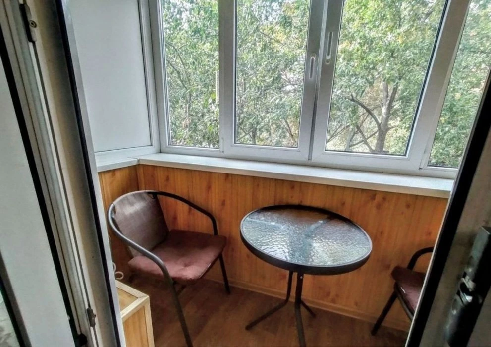 2 поверх | 3 кімнати 70 м2 | 3 окремі спальні | Ремонт | Без
