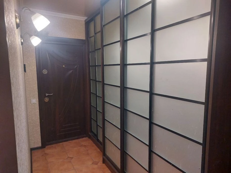 2 поверх | 3 кімнати 70 м2 | 3 окремі спальні | Ремонт | Без