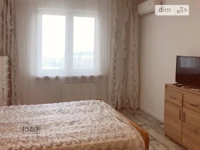 Довготривала оренда 1к квартири на просп. Василя Порика 15 •