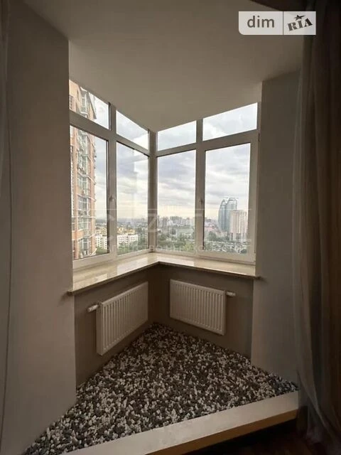 Продаж 2к квартири 100 кв. м на вул. Коновальця Євгена 32 •