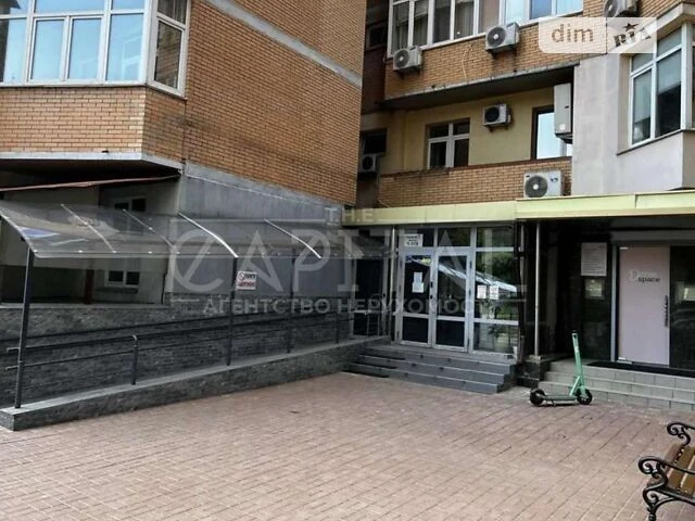 Продаж 2к квартири 100 кв. м на вул. Коновальця Євгена 32 •