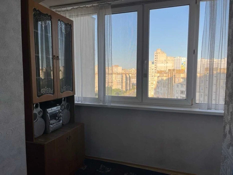 Здам 3к квартиру вул. Кошиця 9 євроремонт! ст. метро Харківс