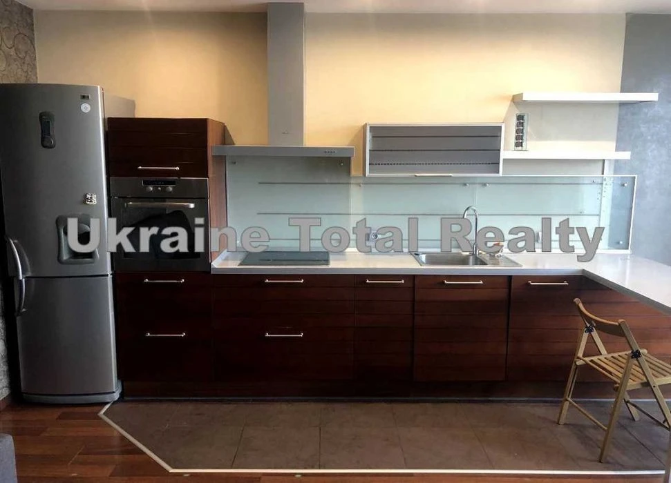 Euro-dvushka 59m2 with renovation near the Boryspilska/Vyrlytsia metro station!