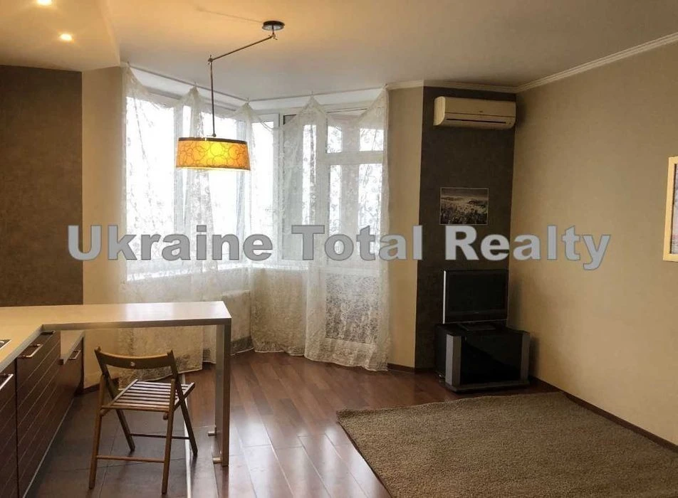 Euro-dvushka 59m2 with renovation near the Boryspilska/Vyrlytsia metro station!