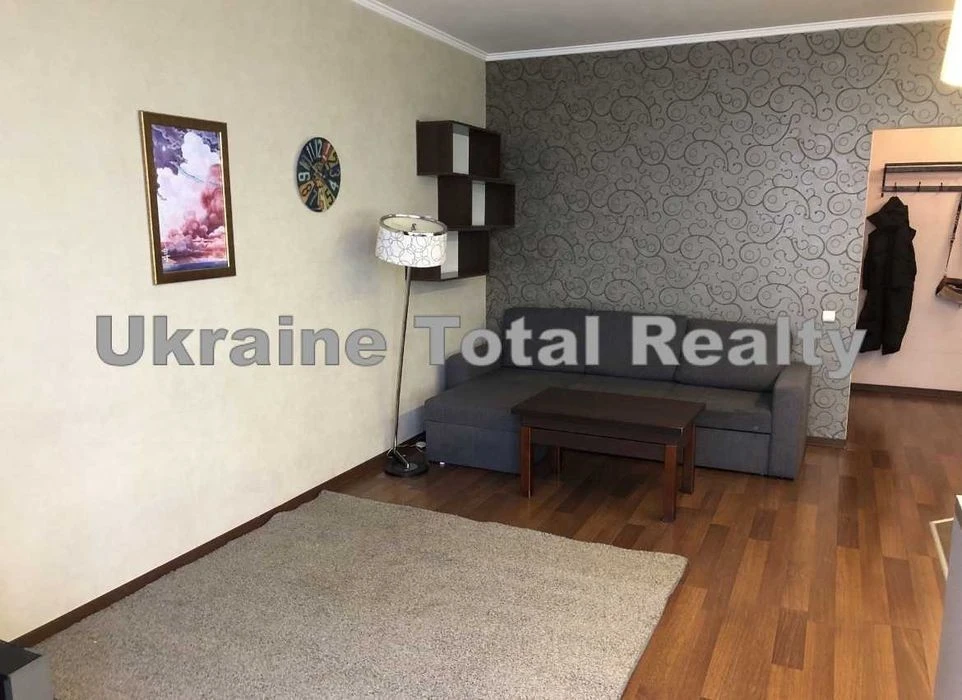 Euro-dvushka 59m2 with renovation near the Boryspilska/Vyrlytsia metro station!