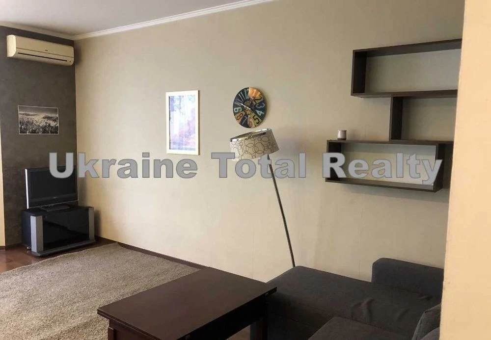 Euro-dvushka 59m2 with renovation near the Boryspilska/Vyrlytsia metro station!