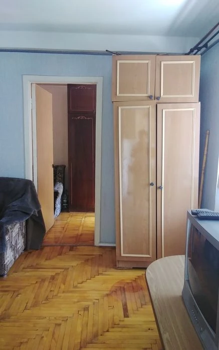 Продам 2х комнатную в центре 2/5
