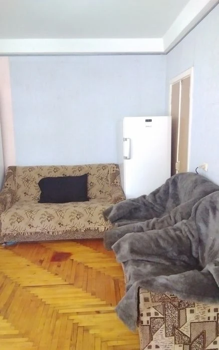 Продам 2х комнатную в центре 2/5
