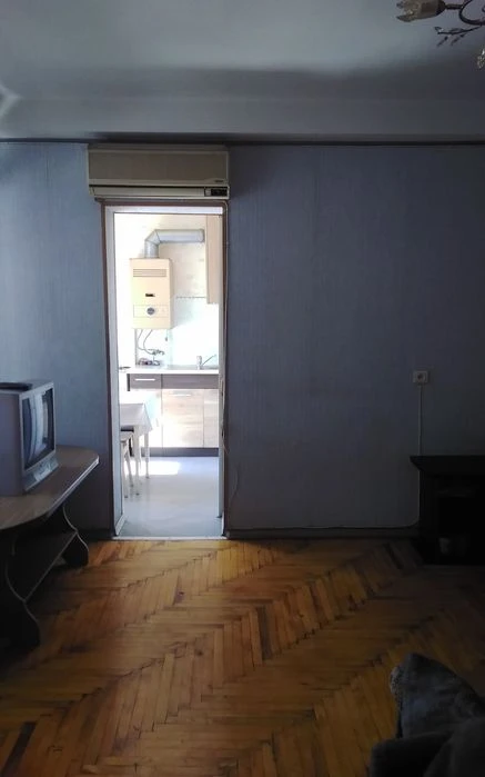Продам 2х комнатную в центре 2/5