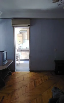Продам 2х комнатную в центре 2/5
