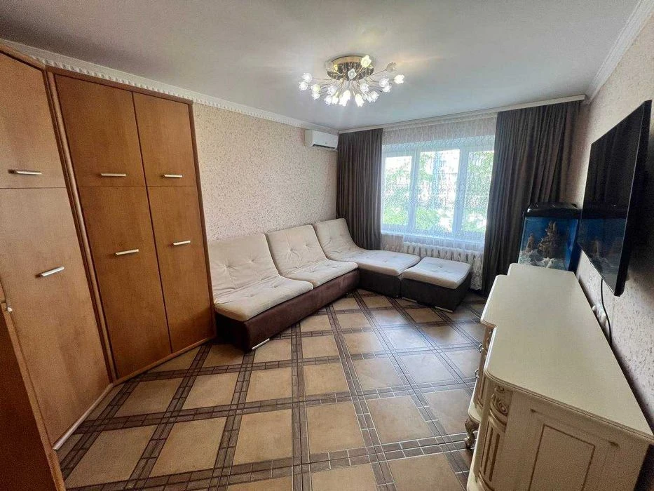 I will sell an excellent 3-room apartment on Heroev Pobeda Avenue - 4 euros