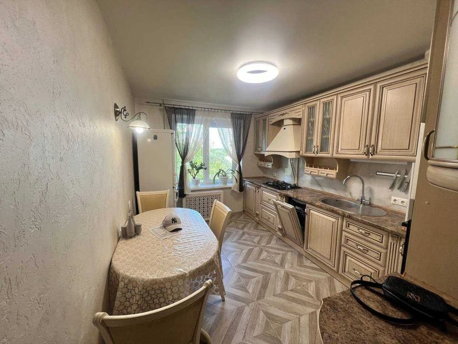 I will sell an excellent 3-room apartment on Heroev Pobeda Avenue - 4 euros