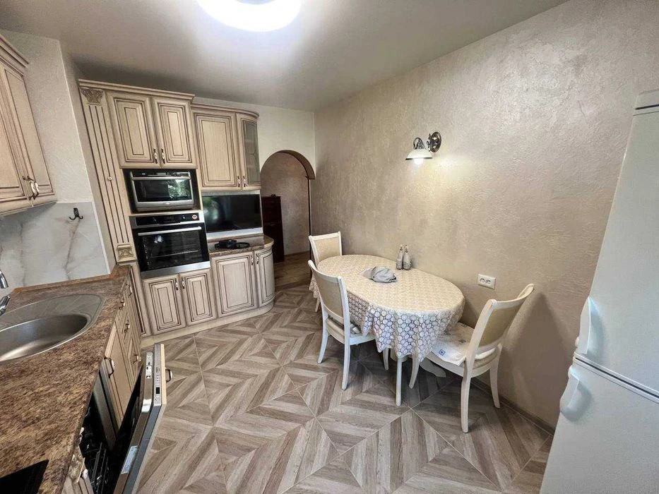 I will sell an excellent 3-room apartment on Heroev Pobeda Avenue - 4 euros