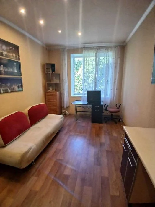 Selling a one-room studio apartment, 20 sq m, gas | Aleksandrovsky Ave., metro station X