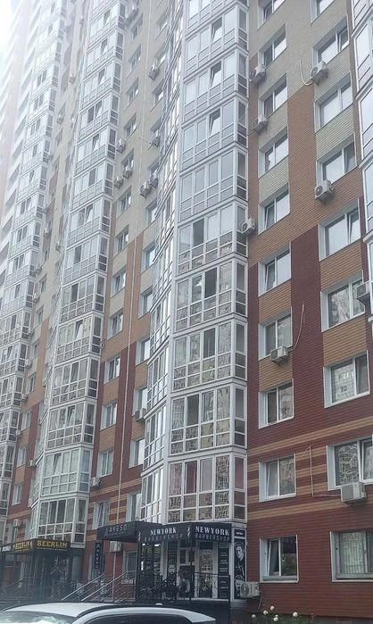 Здається двухкімнатна на Гмирі